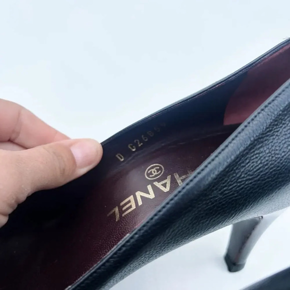 Chanel Black Leather CC Low Court Heels Mid 7 Round Toe 37.5 Career Work 6.5 - Picture 9 of 13